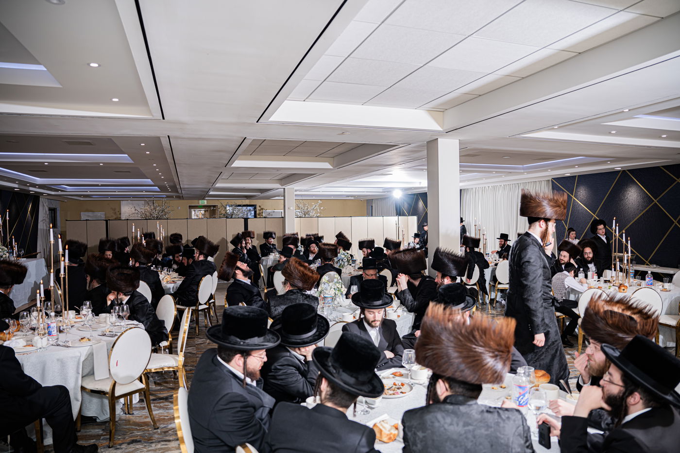 האדמו"ר מזוועהיל מאנסי בהכנסת ספר תורה לבית מדרשו