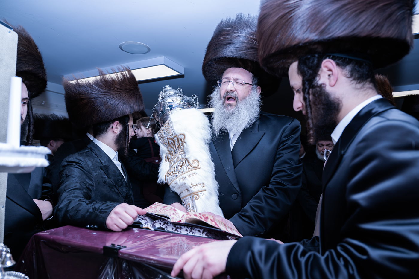 האדמו"ר מזוועהיל מאנסי בהכנסת ספר תורה לבית מדרשו