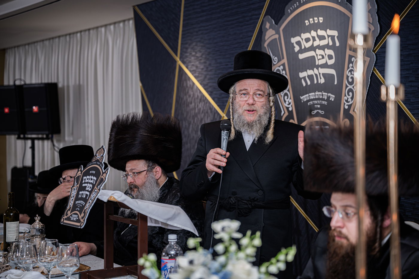 האדמו"ר מזוועהיל מאנסי בהכנסת ספר תורה לבית מדרשו