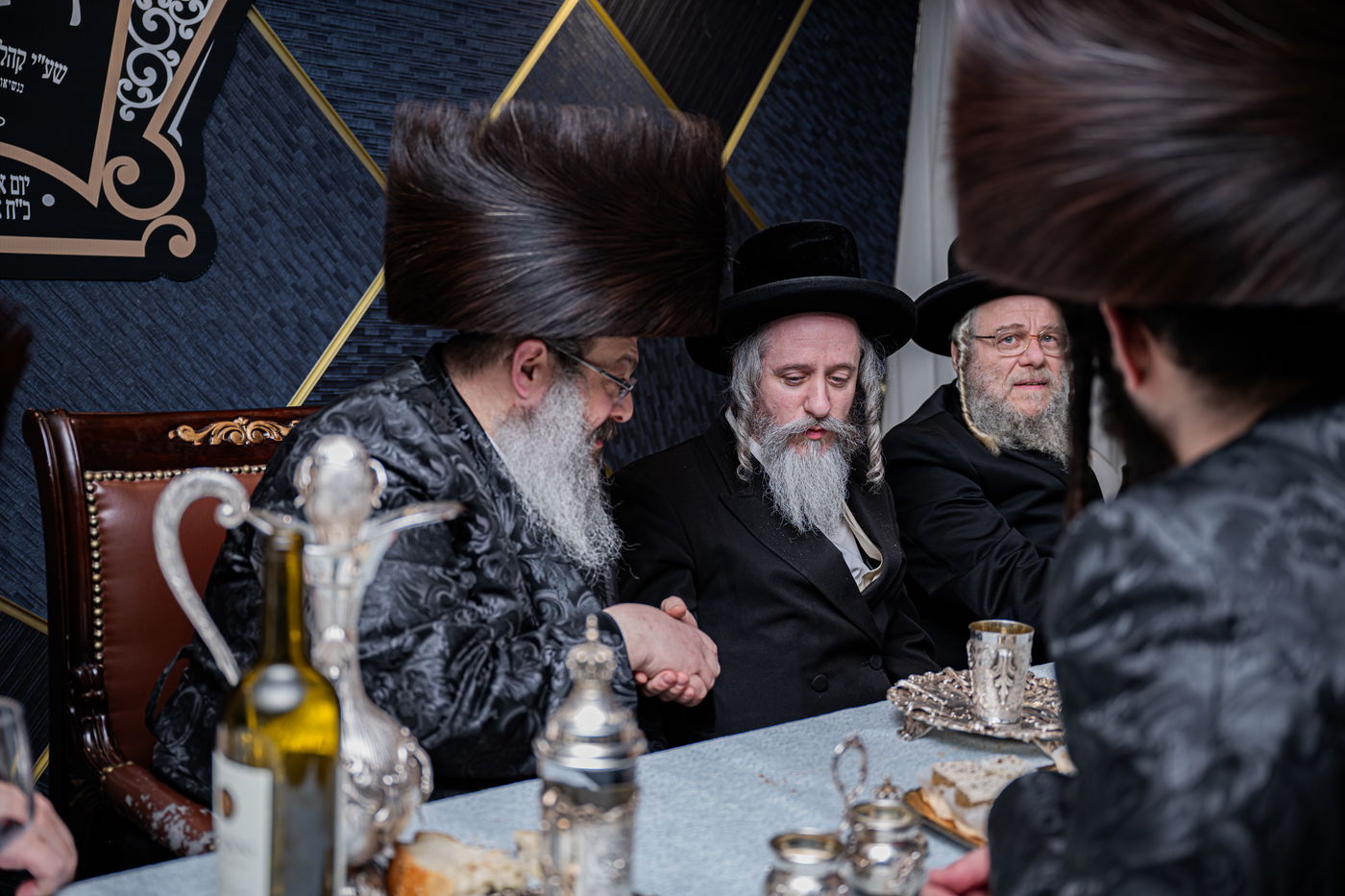 האדמו"ר מזוועהיל מאנסי בהכנסת ספר תורה לבית מדרשו