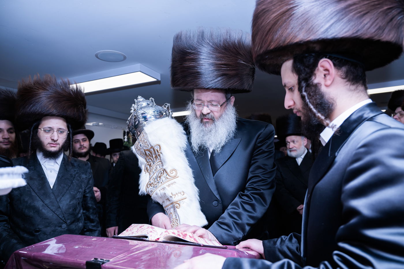 האדמו"ר מזוועהיל מאנסי בהכנסת ספר תורה לבית מדרשו