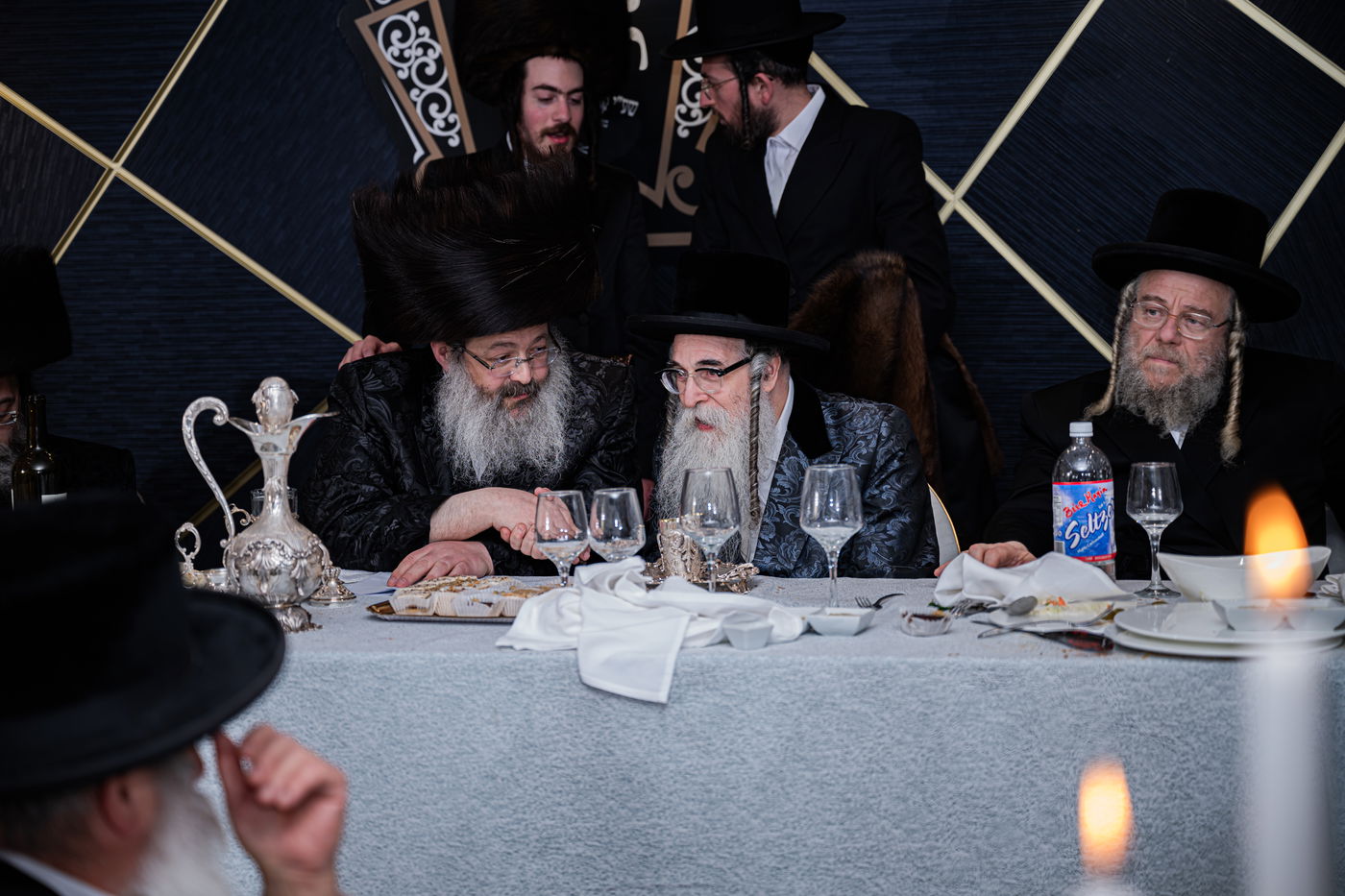 האדמו"ר מזוועהיל מאנסי בהכנסת ספר תורה לבית מדרשו