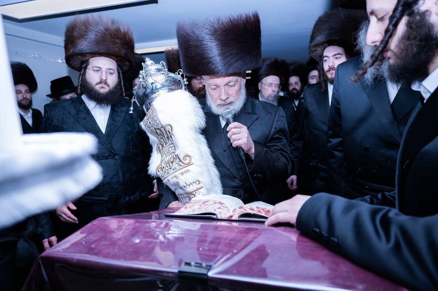 האדמו"ר מזוועהיל מאנסי בהכנסת ספר תורה לבית מדרשו