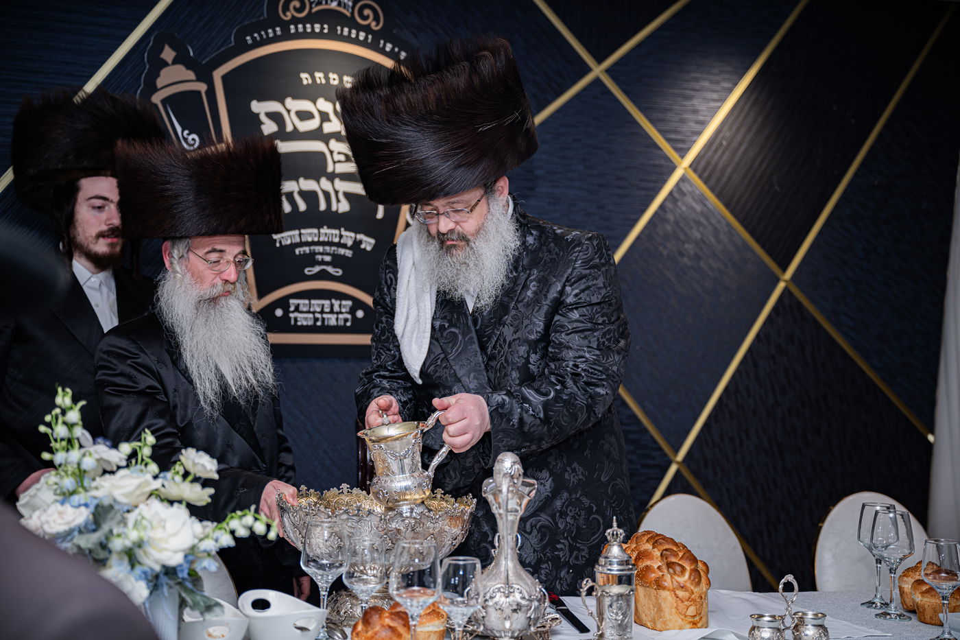 האדמו"ר מזוועהיל מאנסי בהכנסת ספר תורה לבית מדרשו