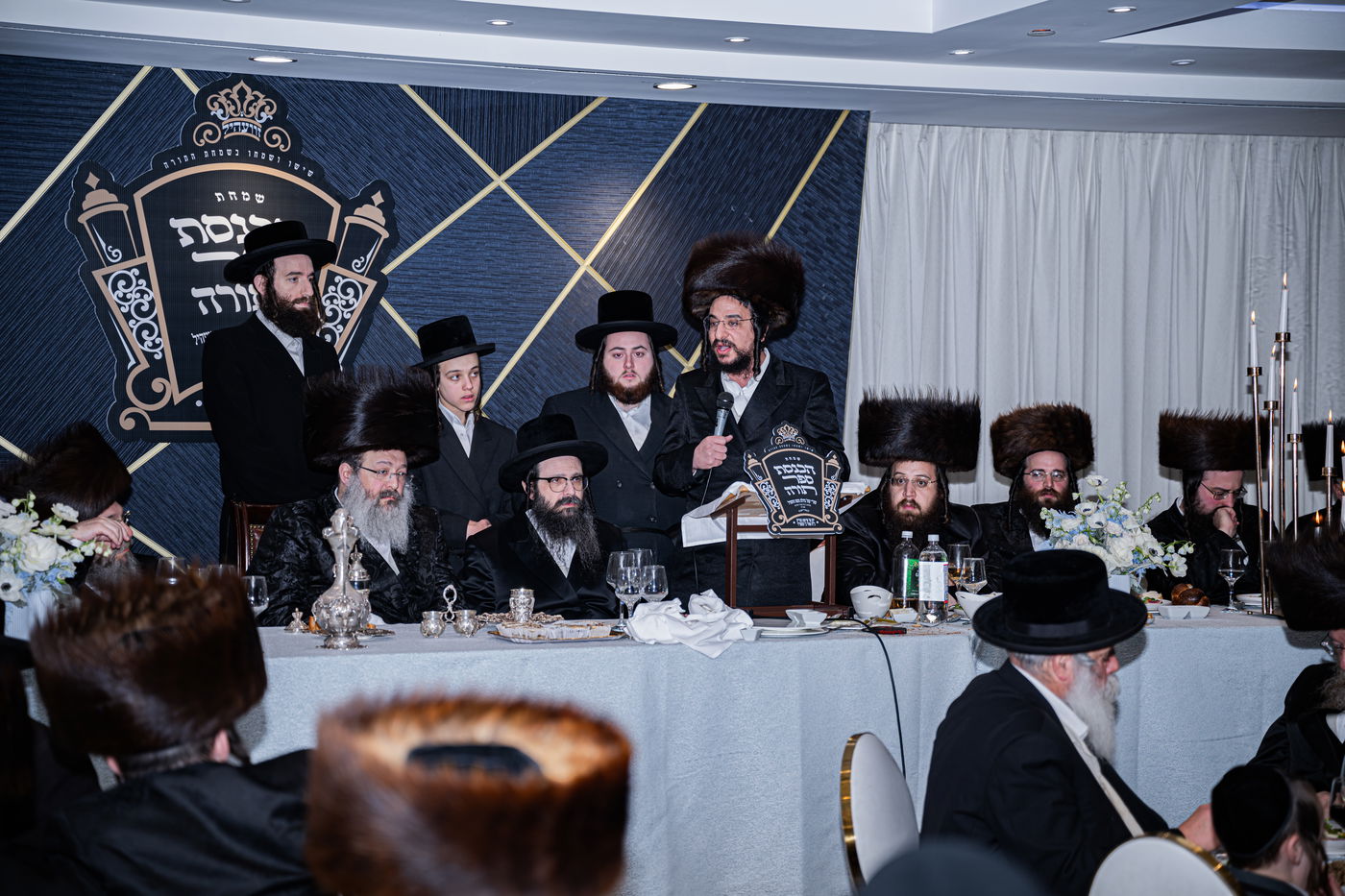 האדמו"ר מזוועהיל מאנסי בהכנסת ספר תורה לבית מדרשו