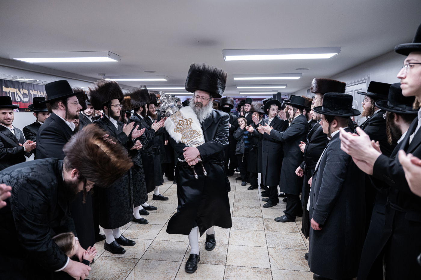 האדמו"ר מזוועהיל מאנסי בהכנסת ספר תורה לבית מדרשו