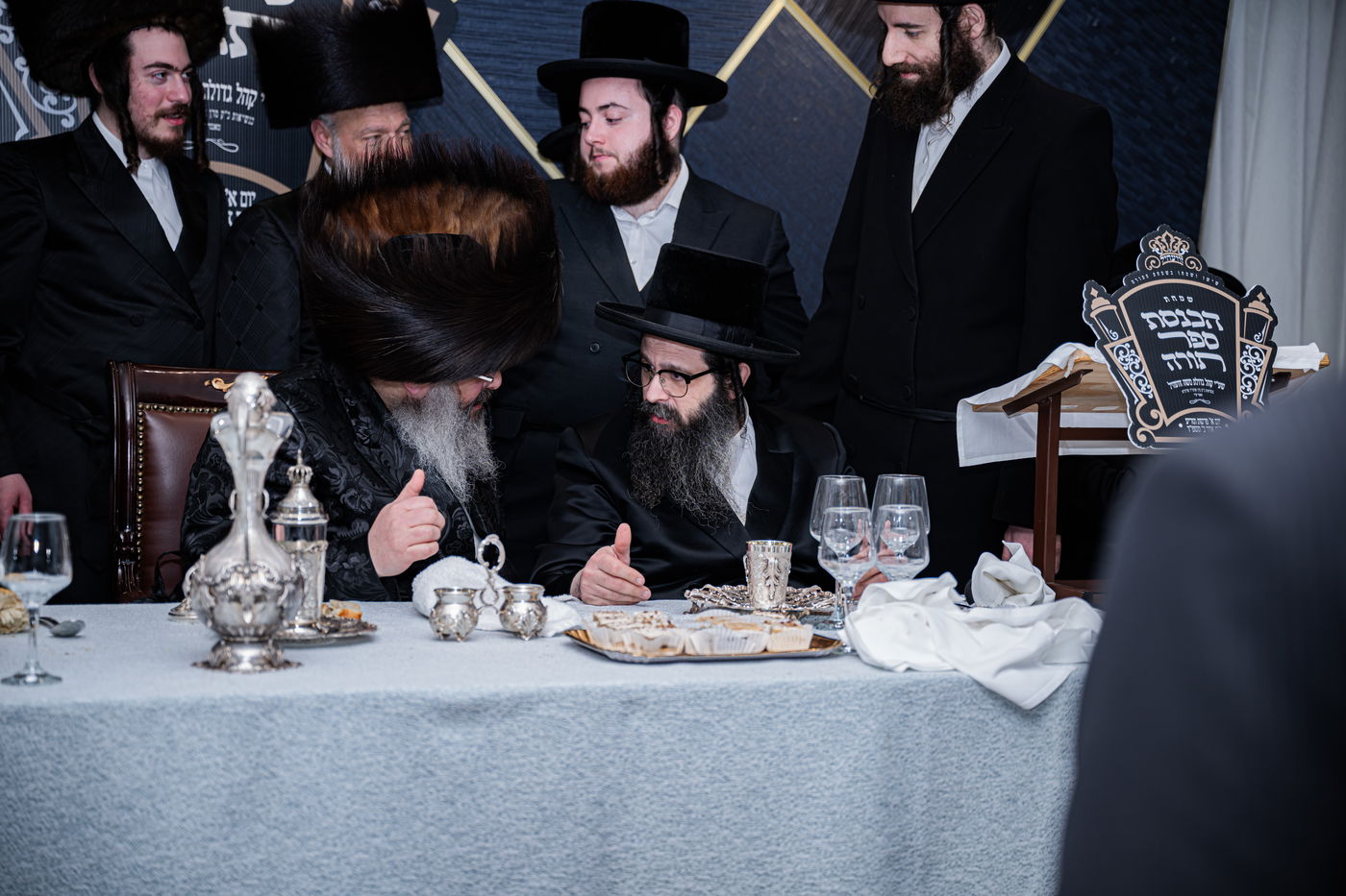 האדמו"ר מזוועהיל מאנסי בהכנסת ספר תורה לבית מדרשו