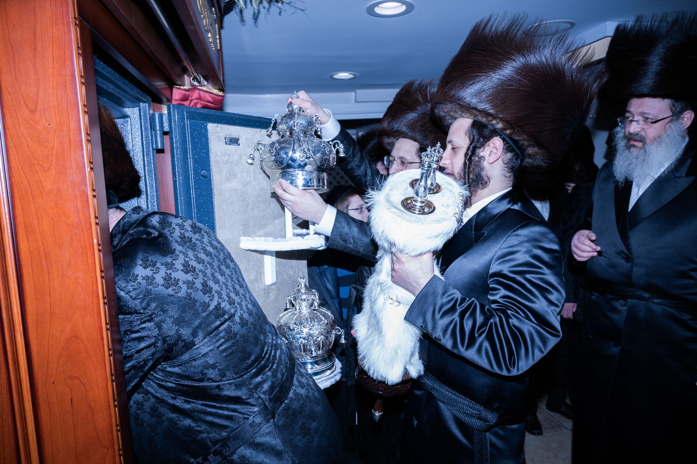 האדמו"ר מזוועהיל מאנסי בהכנסת ספר תורה לבית מדרשו