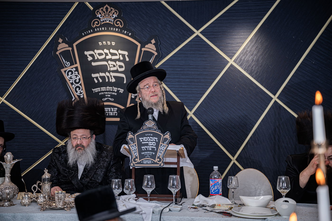 האדמו"ר מזוועהיל מאנסי בהכנסת ספר תורה לבית מדרשו