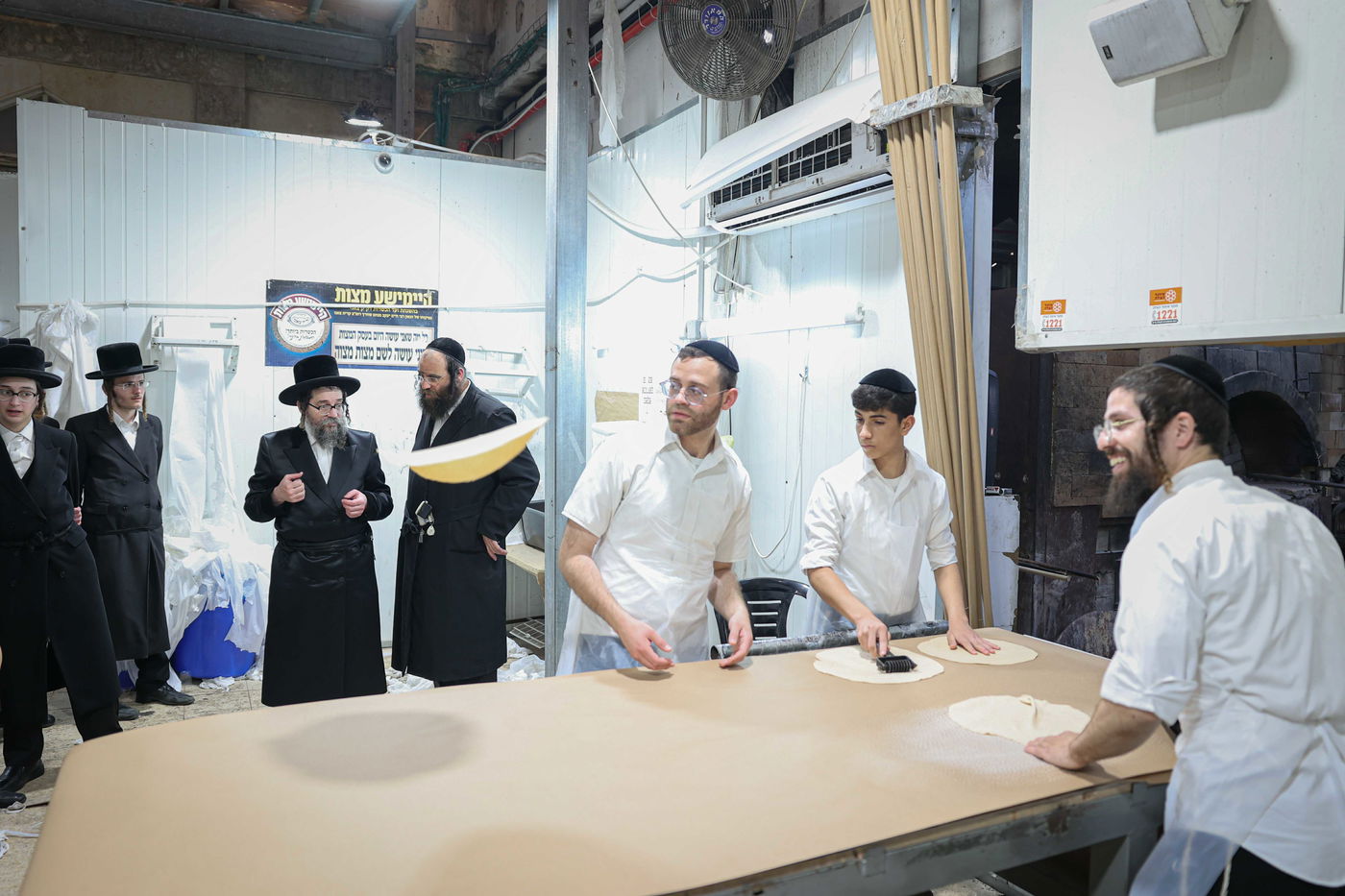 האדמו"ר מסקולען ירושלים באפיית מצות