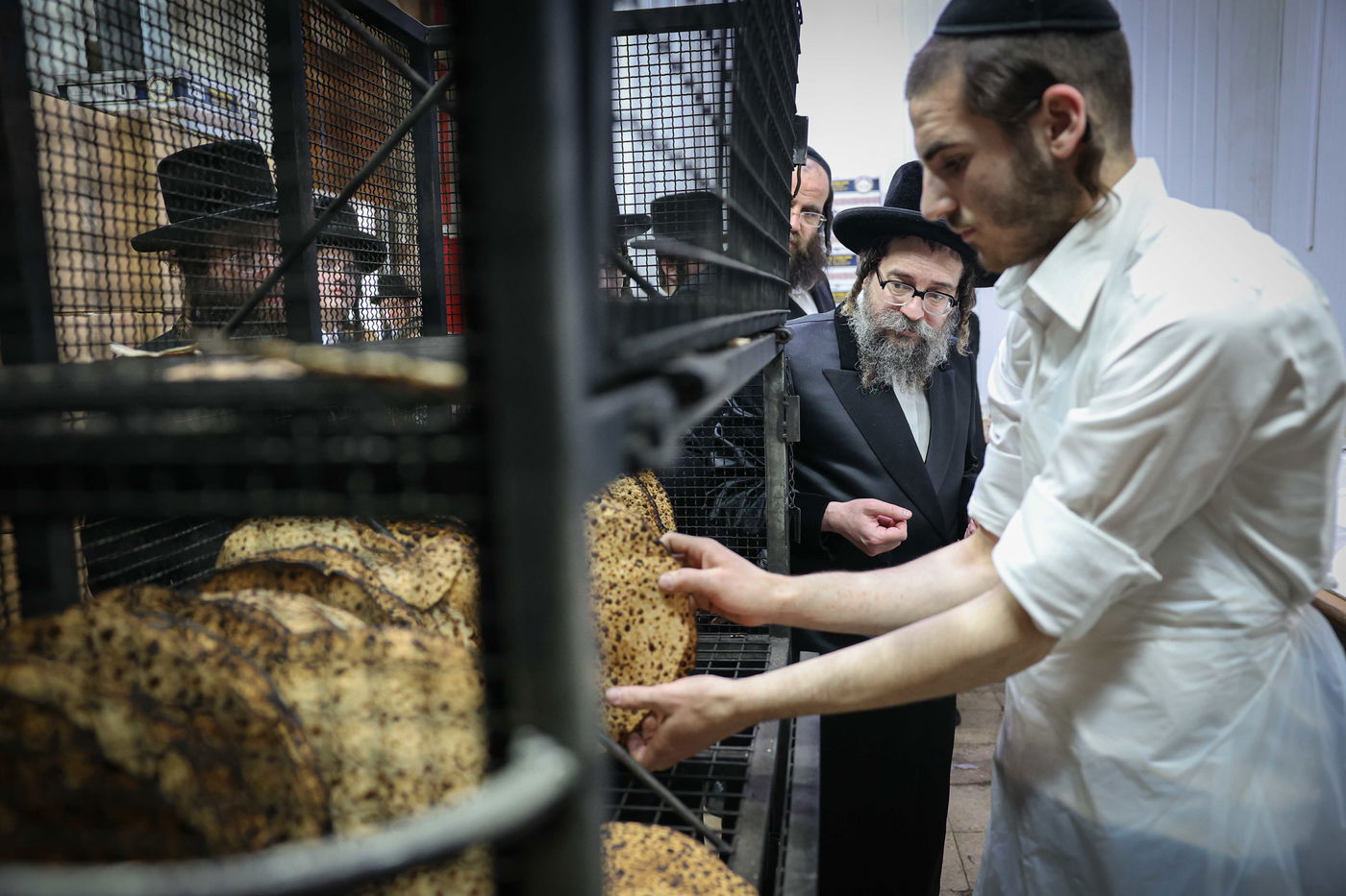 האדמו"ר מסקולען ירושלים באפיית מצות