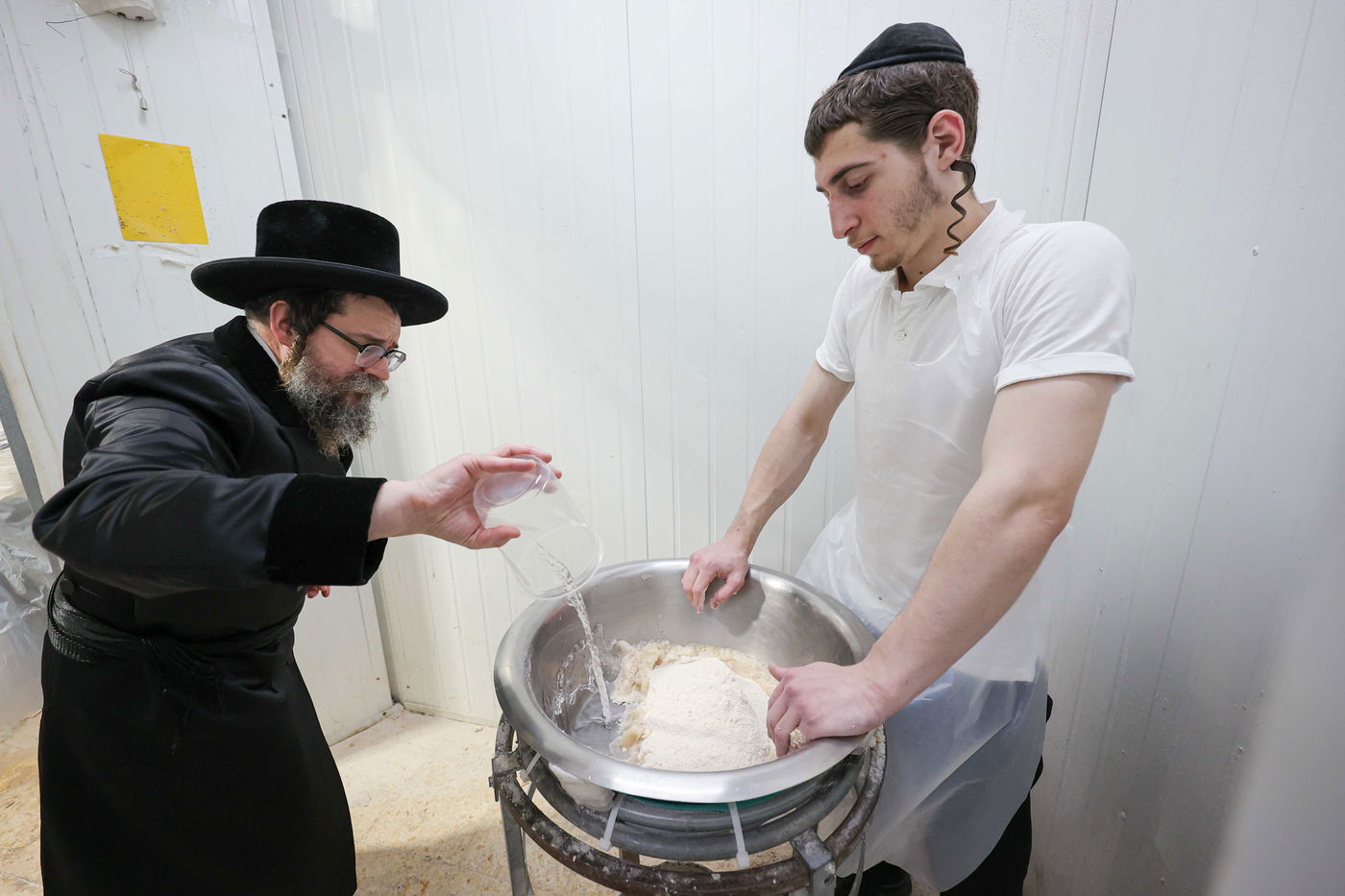 האדמו"ר מסקולען ירושלים באפיית מצות