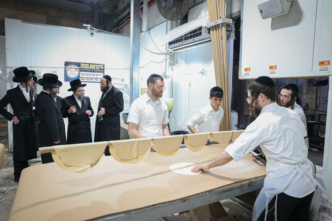 האדמו"ר מסקולען ירושלים באפיית מצות