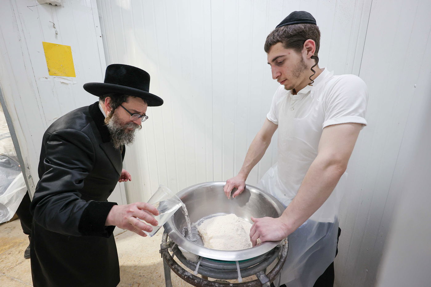 האדמו"ר מסקולען ירושלים באפיית מצות