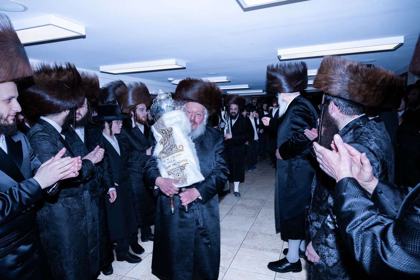 האדמו"ר מזוועהיל מאנסי בהכנסת ספר תורה לבית מדרשו