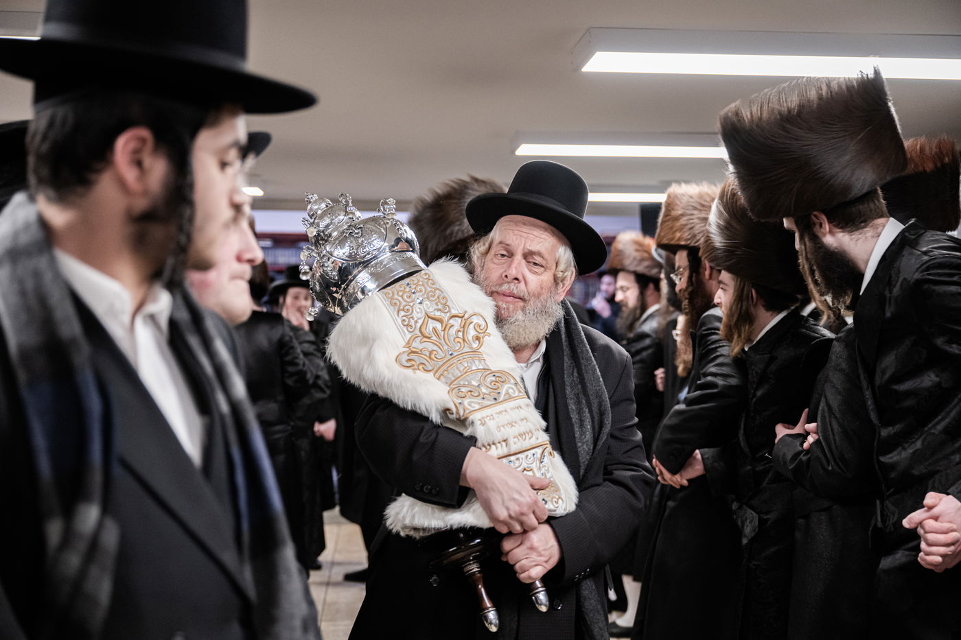 האדמו"ר מזוועהיל מאנסי בהכנסת ספר תורה לבית מדרשו