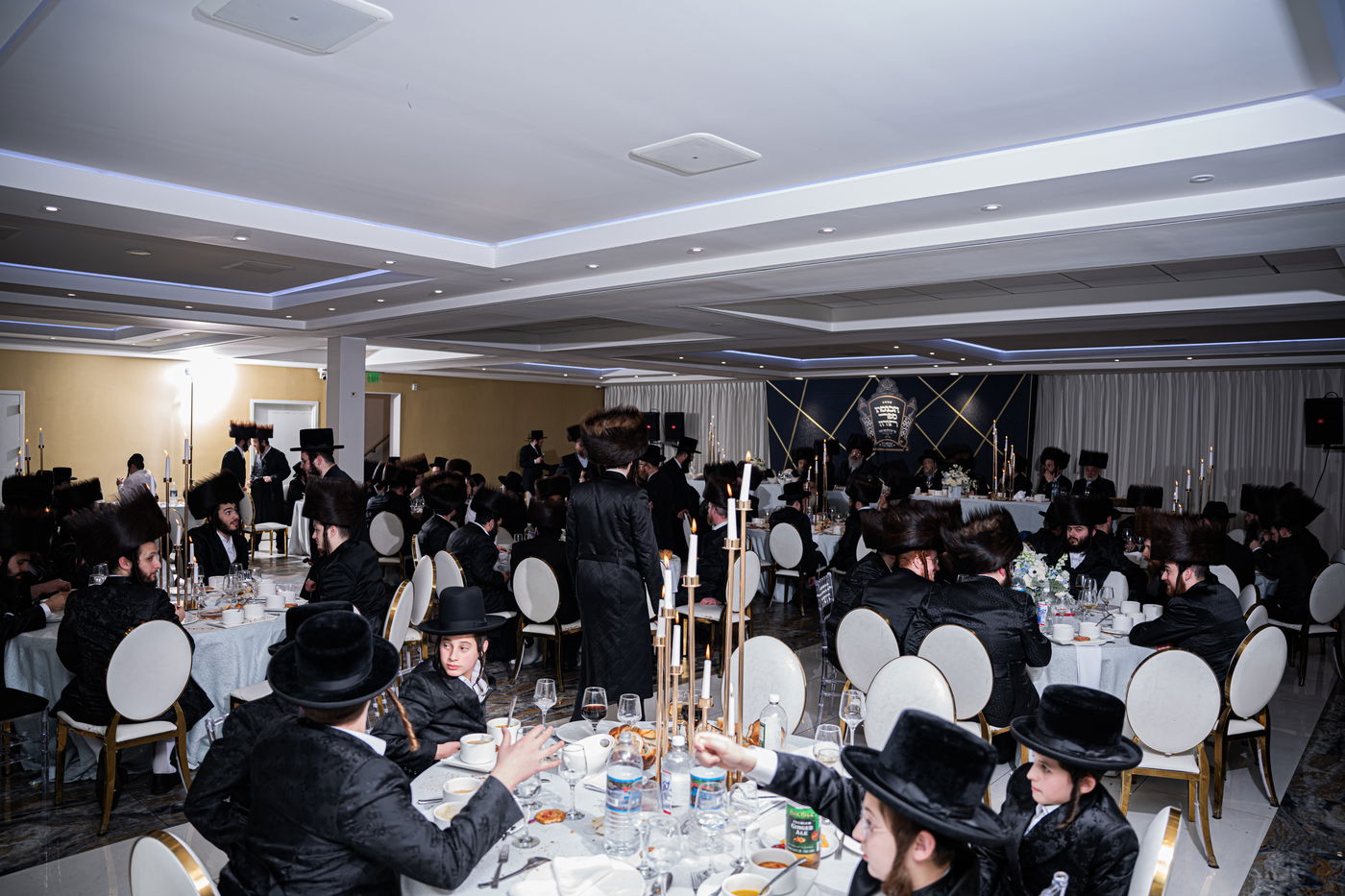 האדמו"ר מזוועהיל מאנסי בהכנסת ספר תורה לבית מדרשו