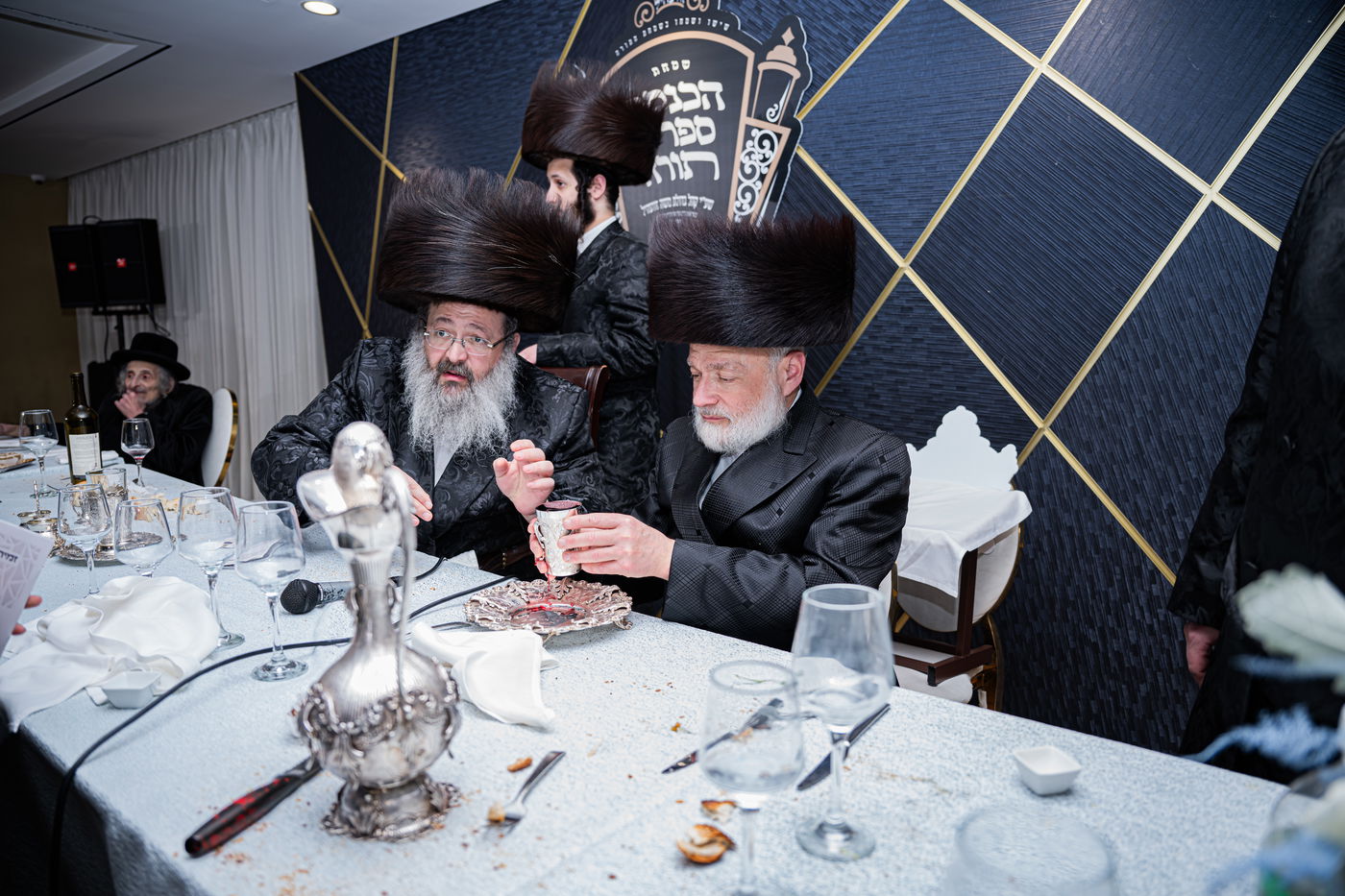 האדמו"ר מזוועהיל מאנסי בהכנסת ספר תורה לבית מדרשו