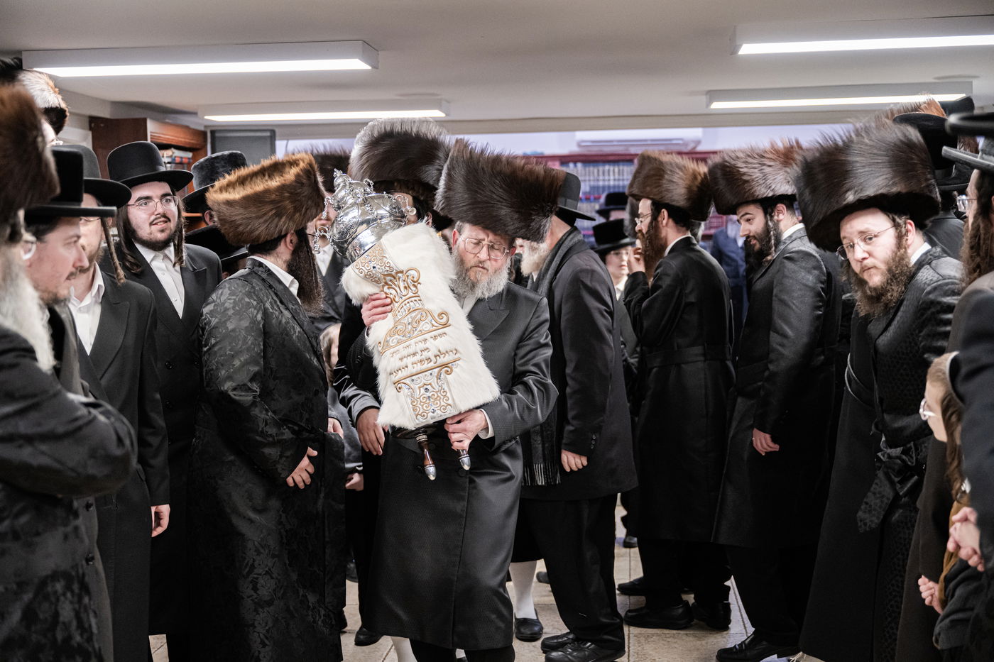 האדמו"ר מזוועהיל מאנסי בהכנסת ספר תורה לבית מדרשו