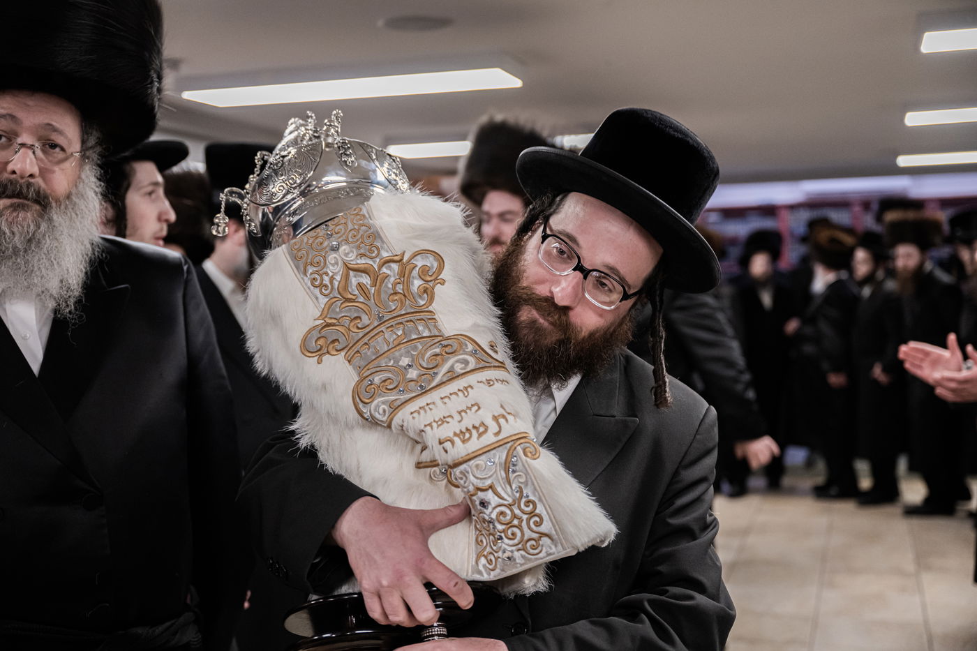 האדמו"ר מזוועהיל מאנסי בהכנסת ספר תורה לבית מדרשו