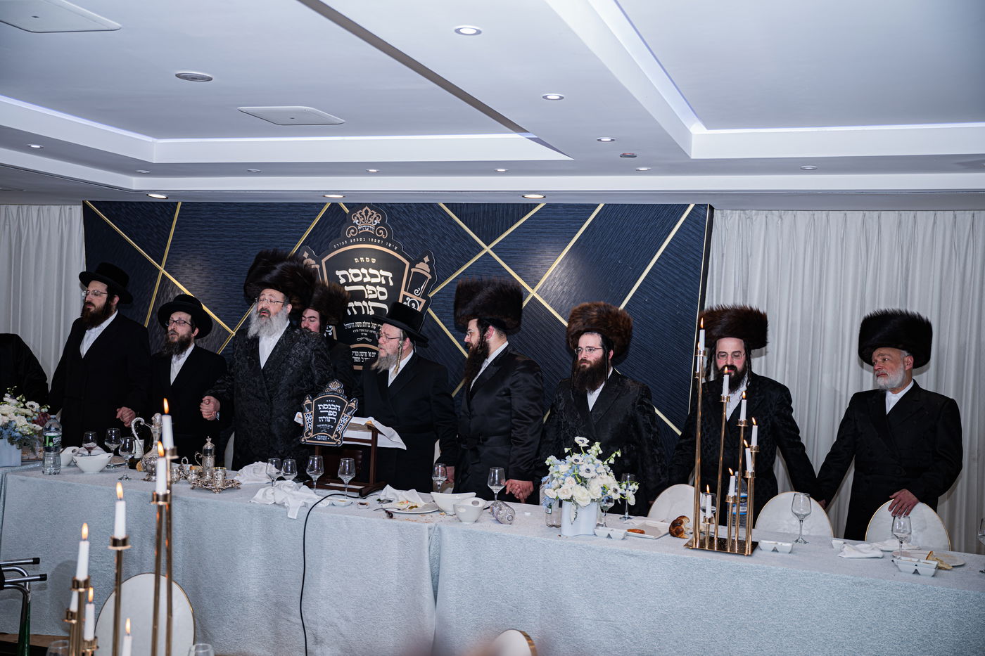 האדמו"ר מזוועהיל מאנסי בהכנסת ספר תורה לבית מדרשו