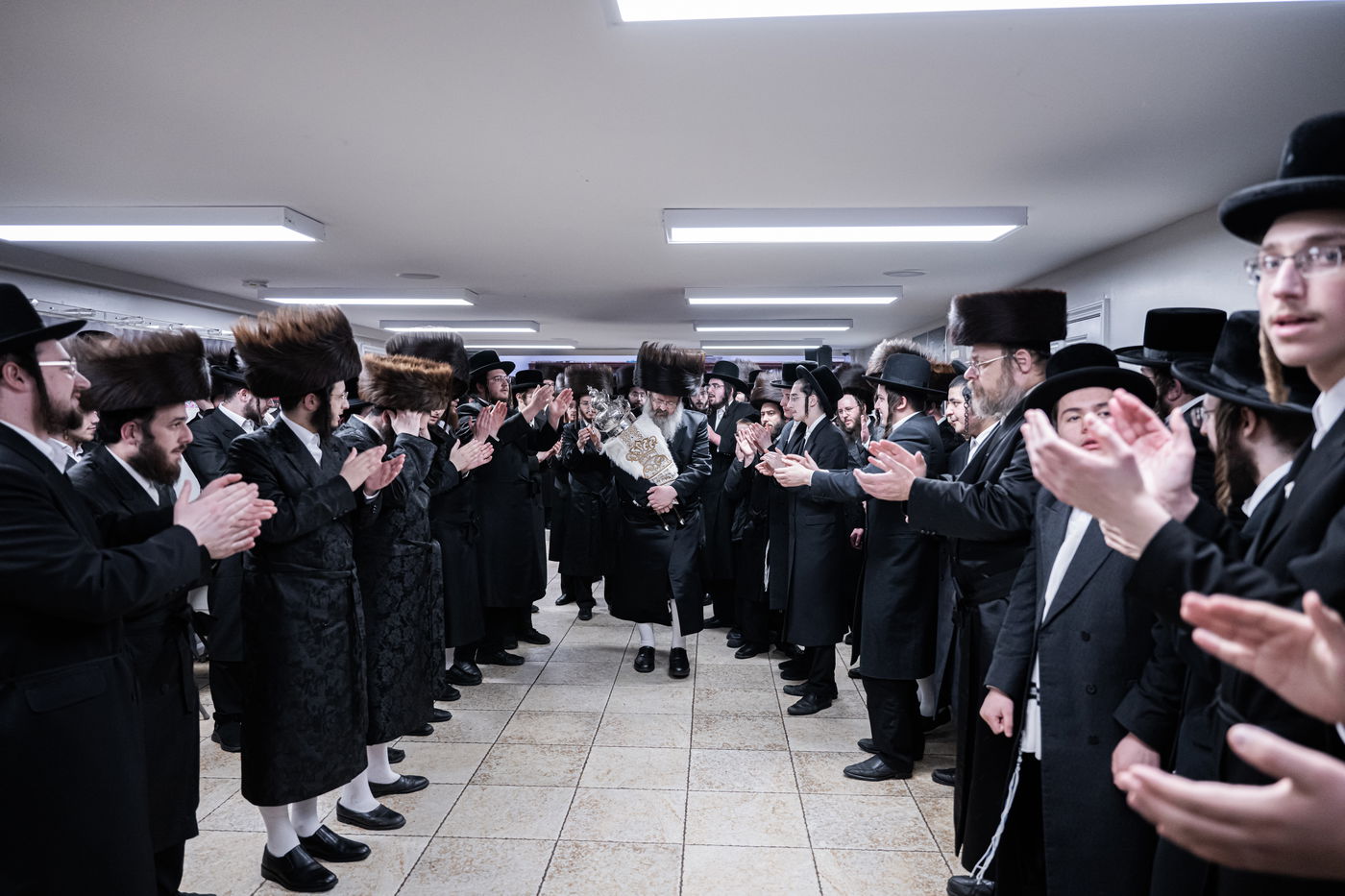 האדמו"ר מזוועהיל מאנסי בהכנסת ספר תורה לבית מדרשו