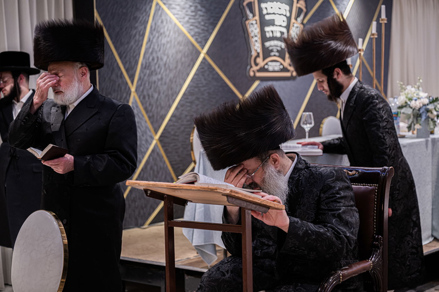 האדמו"ר מזוועהיל מאנסי בהכנסת ספר תורה לבית מדרשו