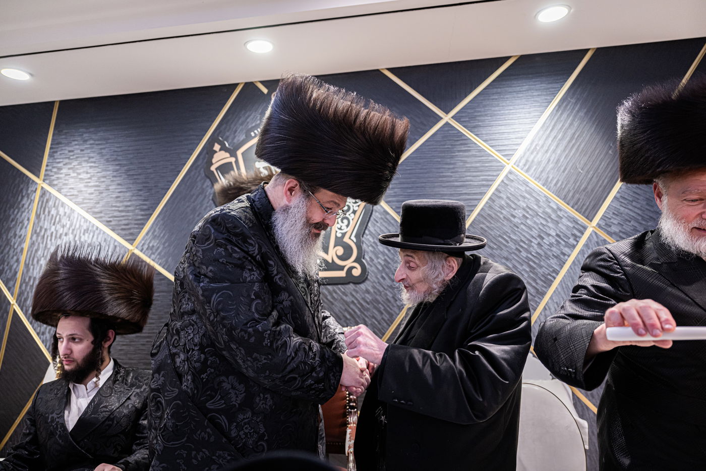 האדמו"ר מזוועהיל מאנסי בהכנסת ספר תורה לבית מדרשו