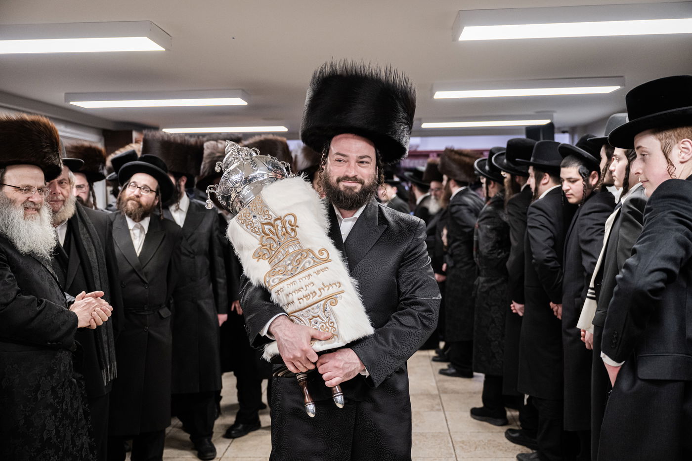 האדמו"ר מזוועהיל מאנסי בהכנסת ספר תורה לבית מדרשו