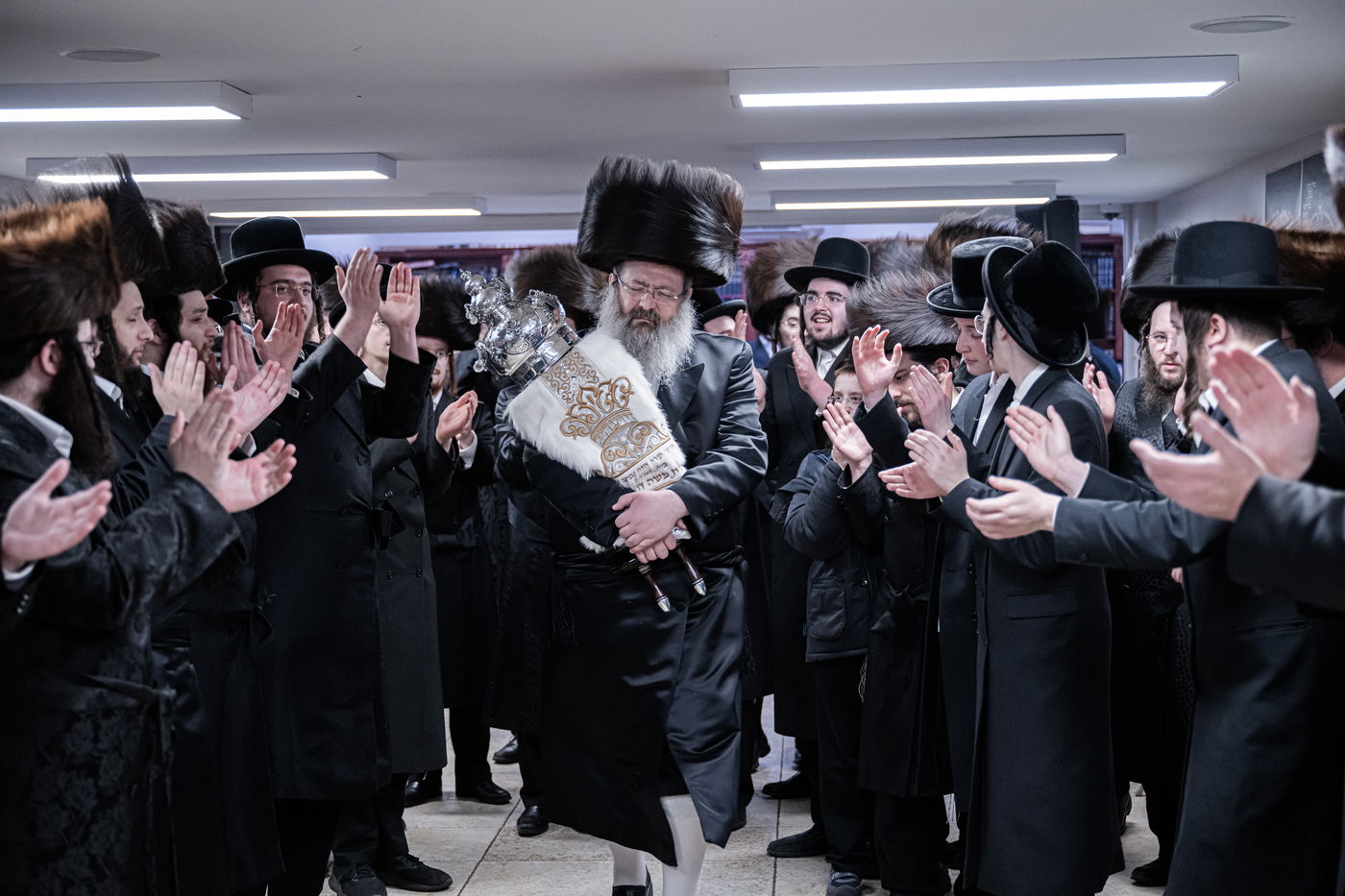 האדמו"ר מזוועהיל מאנסי בהכנסת ספר תורה לבית מדרשו