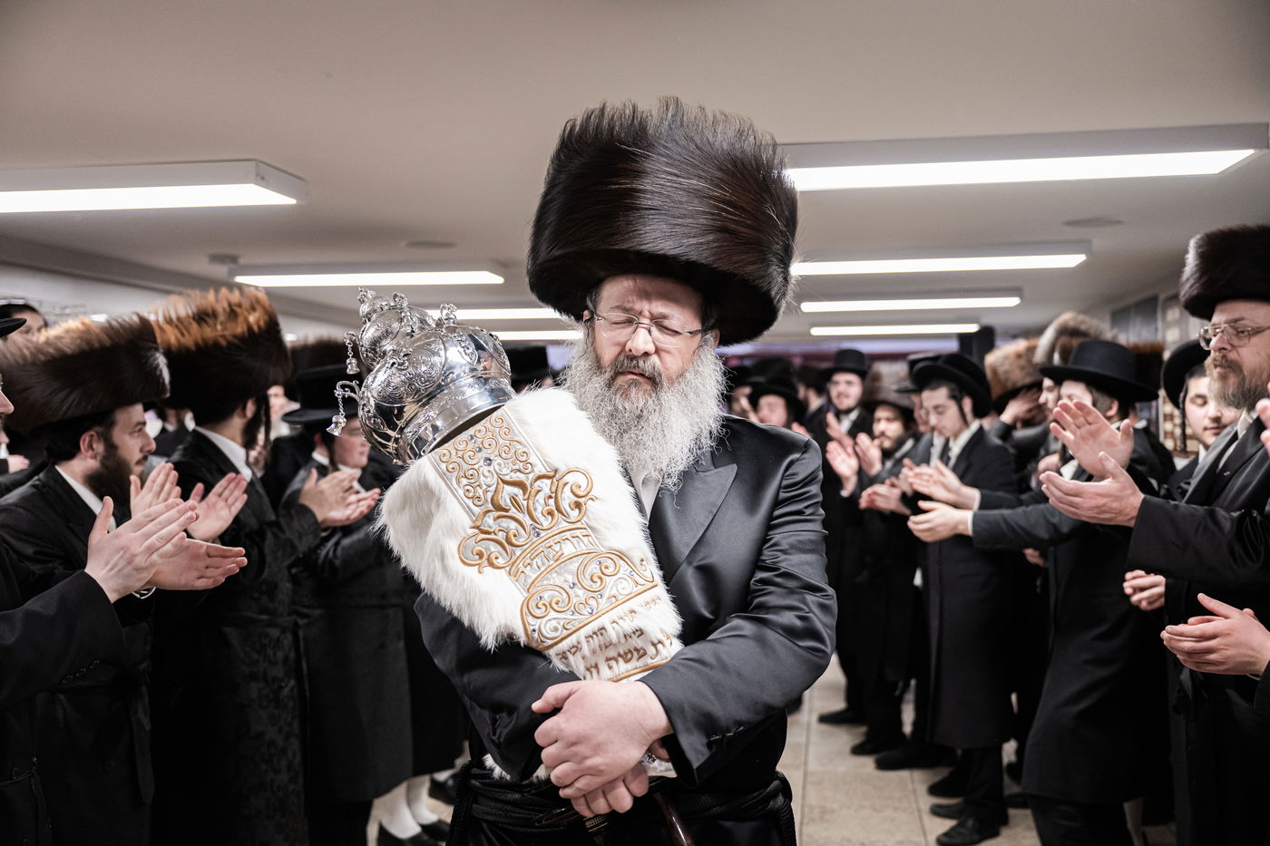 האדמו"ר מזוועהיל מאנסי בהכנסת ספר תורה לבית מדרשו