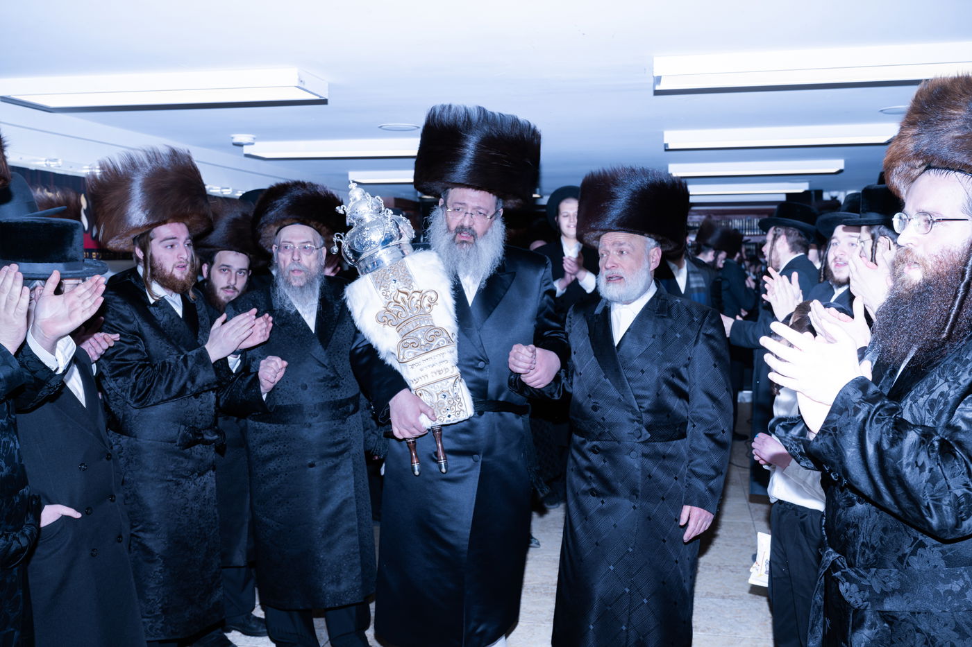 האדמו"ר מזוועהיל מאנסי בהכנסת ספר תורה לבית מדרשו