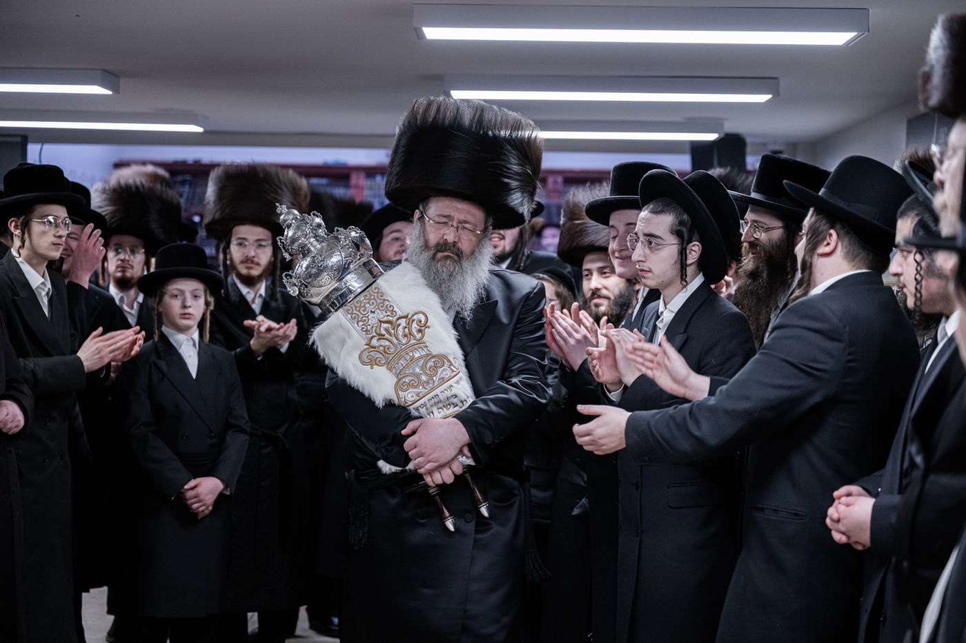 האדמו"ר מזוועהיל מאנסי בהכנסת ספר תורה לבית מדרשו