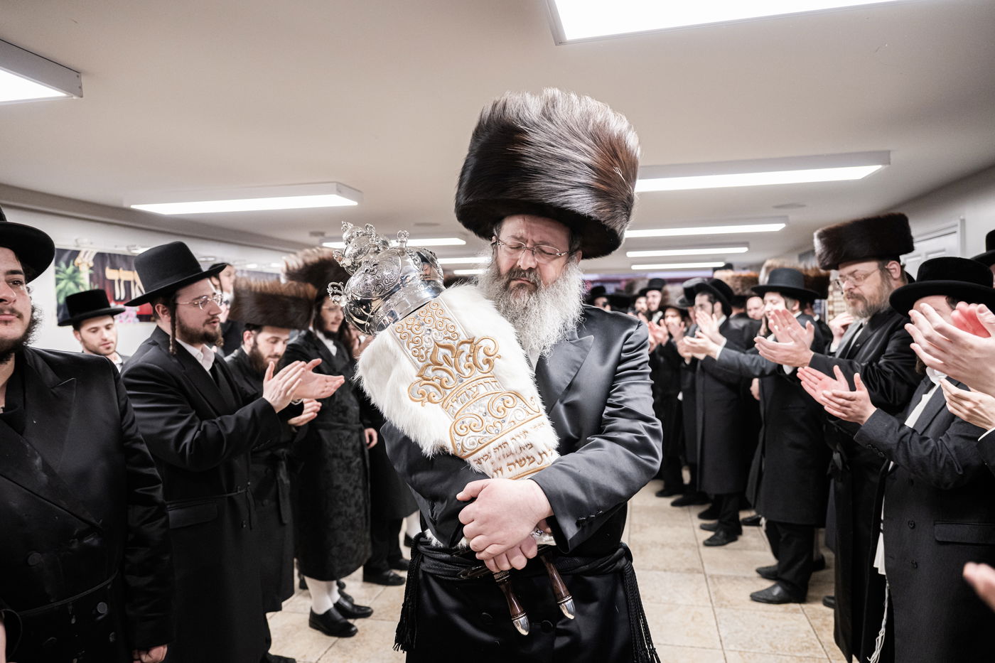 האדמו"ר מזוועהיל מאנסי בהכנסת ספר תורה לבית מדרשו