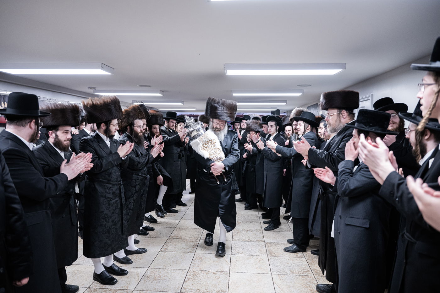 האדמו"ר מזוועהיל מאנסי בהכנסת ספר תורה לבית מדרשו