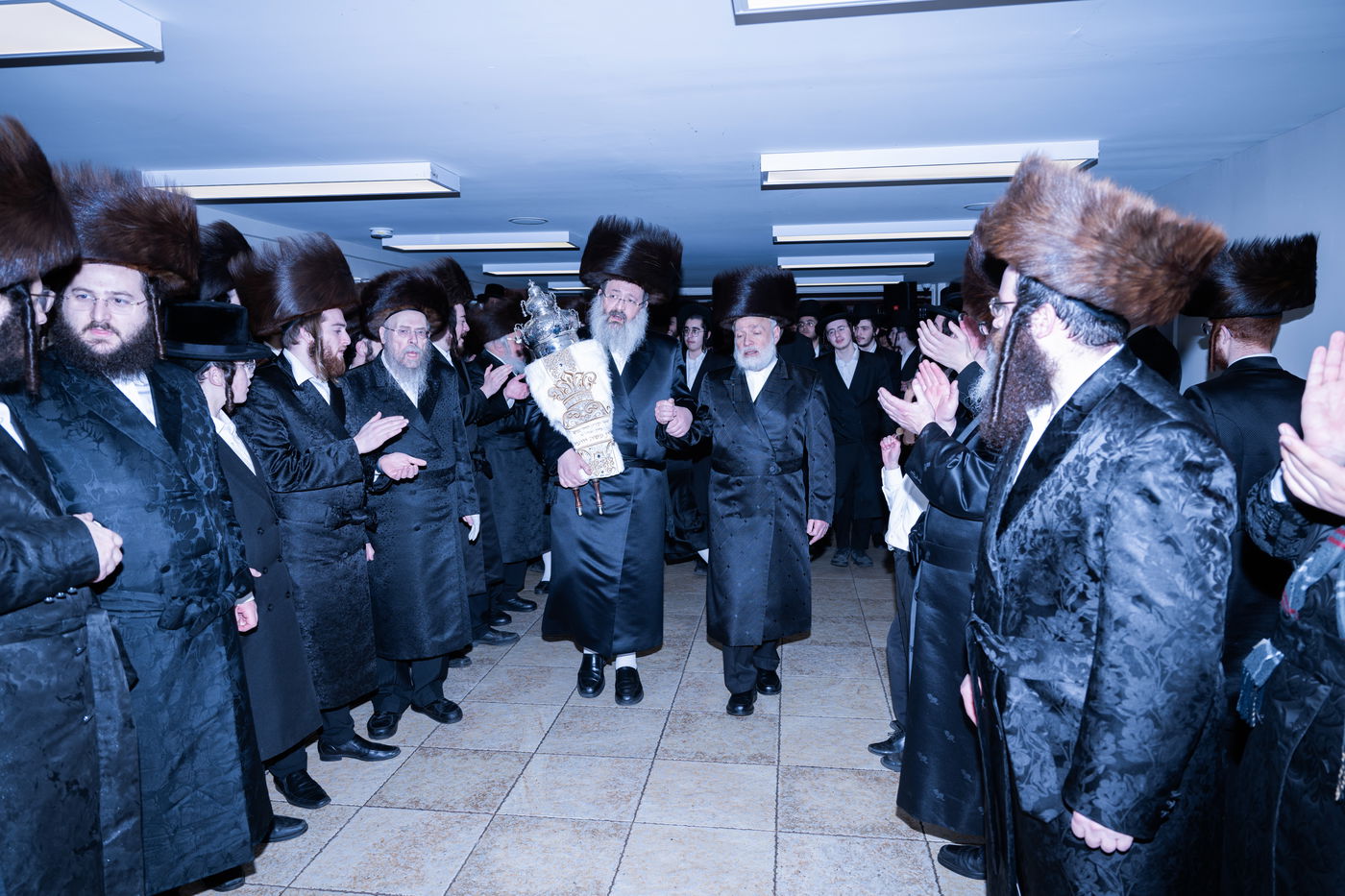 האדמו"ר מזוועהיל מאנסי בהכנסת ספר תורה לבית מדרשו