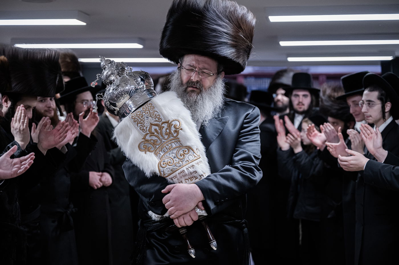 האדמו"ר מזוועהיל מאנסי בהכנסת ספר תורה לבית מדרשו