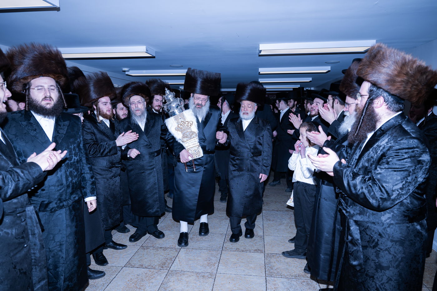 האדמו"ר מזוועהיל מאנסי בהכנסת ספר תורה לבית מדרשו