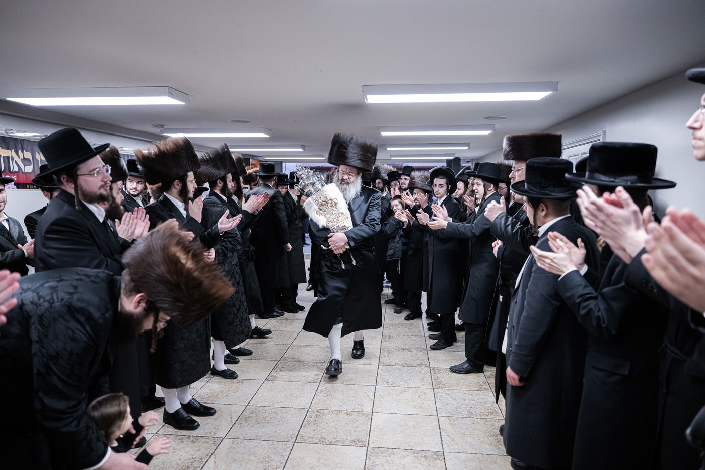 האדמו"ר מזוועהיל מאנסי בהכנסת ספר תורה לבית מדרשו