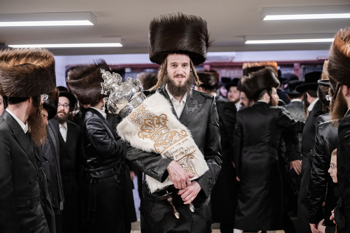 האדמו"ר מזוועהיל מאנסי בהכנסת ספר תורה לבית מדרשו