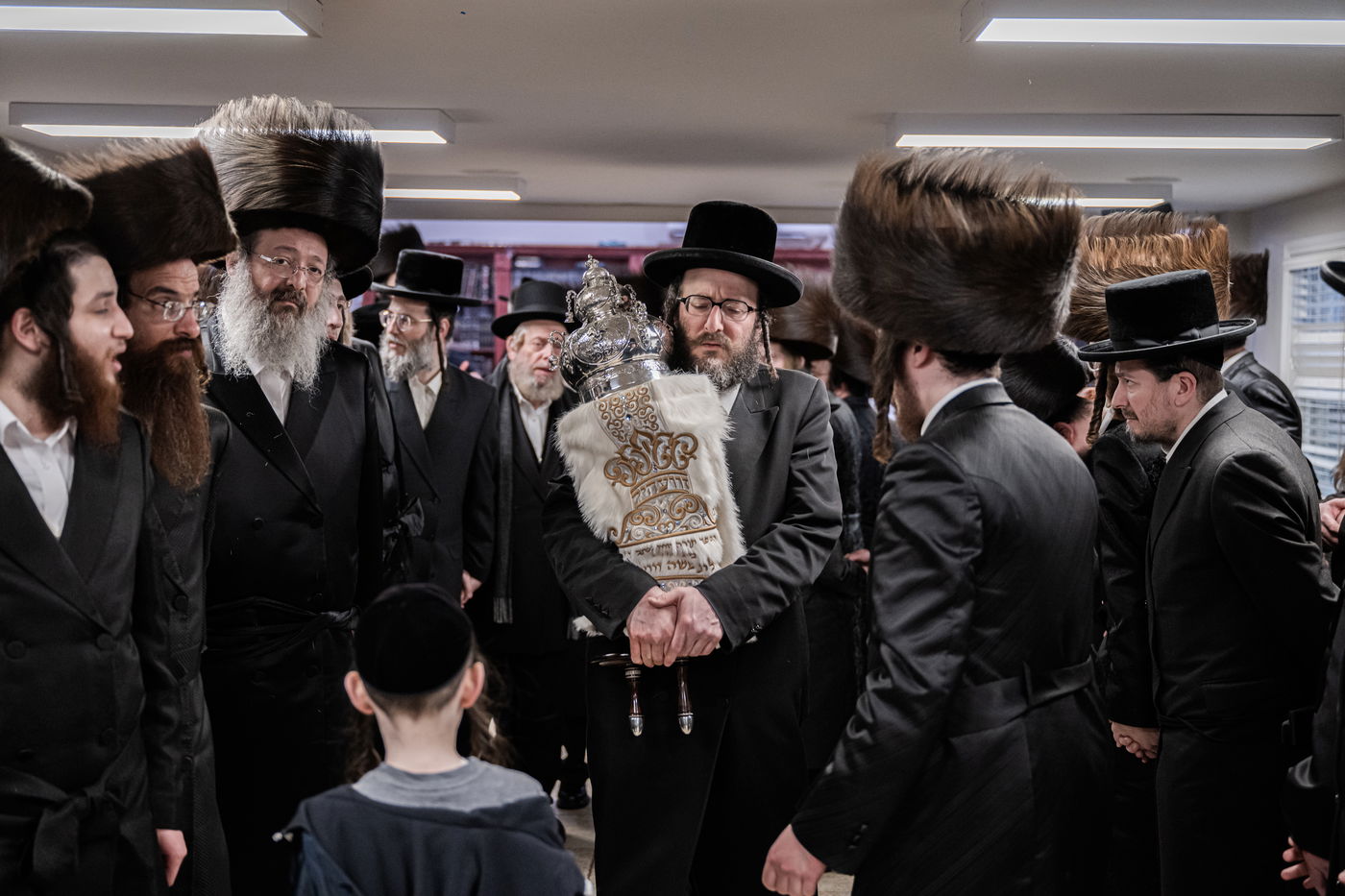 האדמו"ר מזוועהיל מאנסי בהכנסת ספר תורה לבית מדרשו