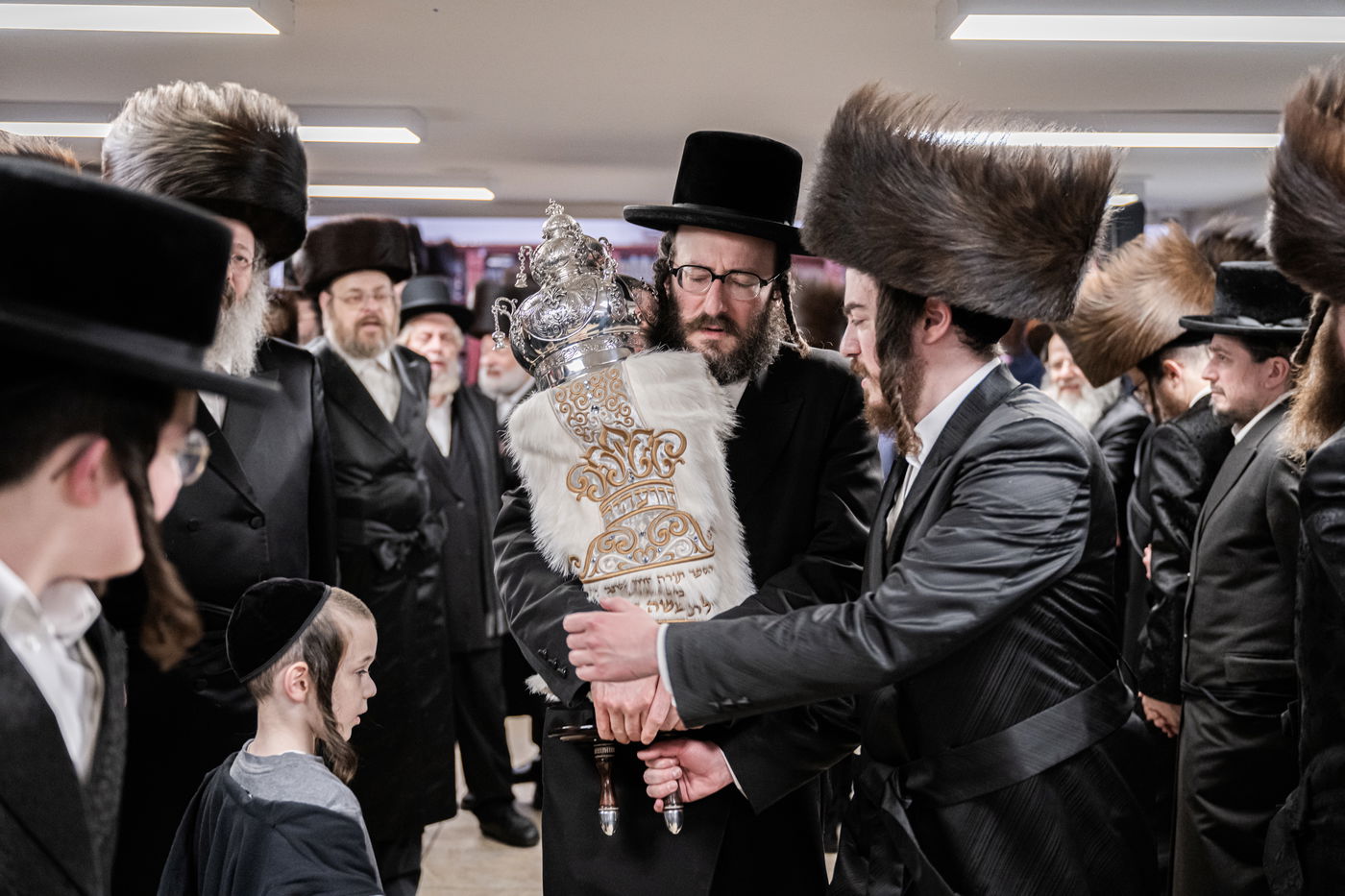 האדמו"ר מזוועהיל מאנסי בהכנסת ספר תורה לבית מדרשו