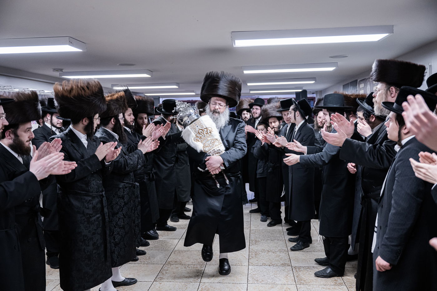 האדמו"ר מזוועהיל מאנסי בהכנסת ספר תורה לבית מדרשו