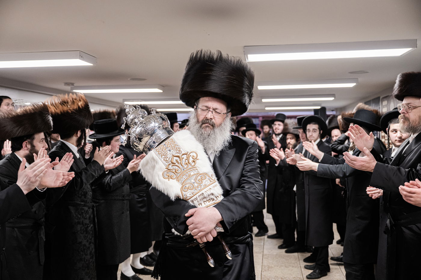 האדמו"ר מזוועהיל מאנסי בהכנסת ספר תורה לבית מדרשו