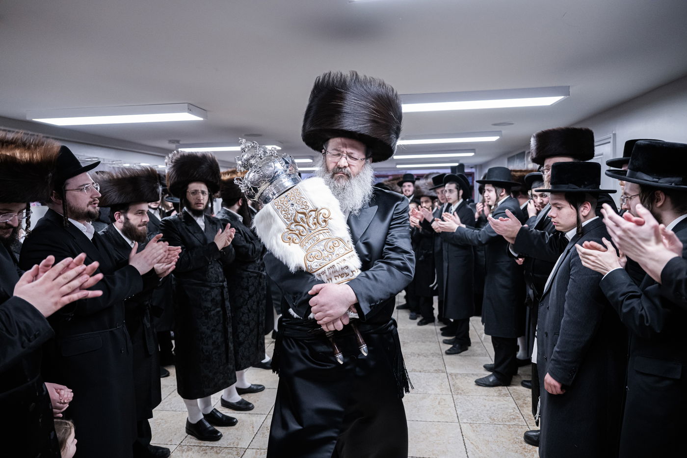 האדמו"ר מזוועהיל מאנסי בהכנסת ספר תורה לבית מדרשו