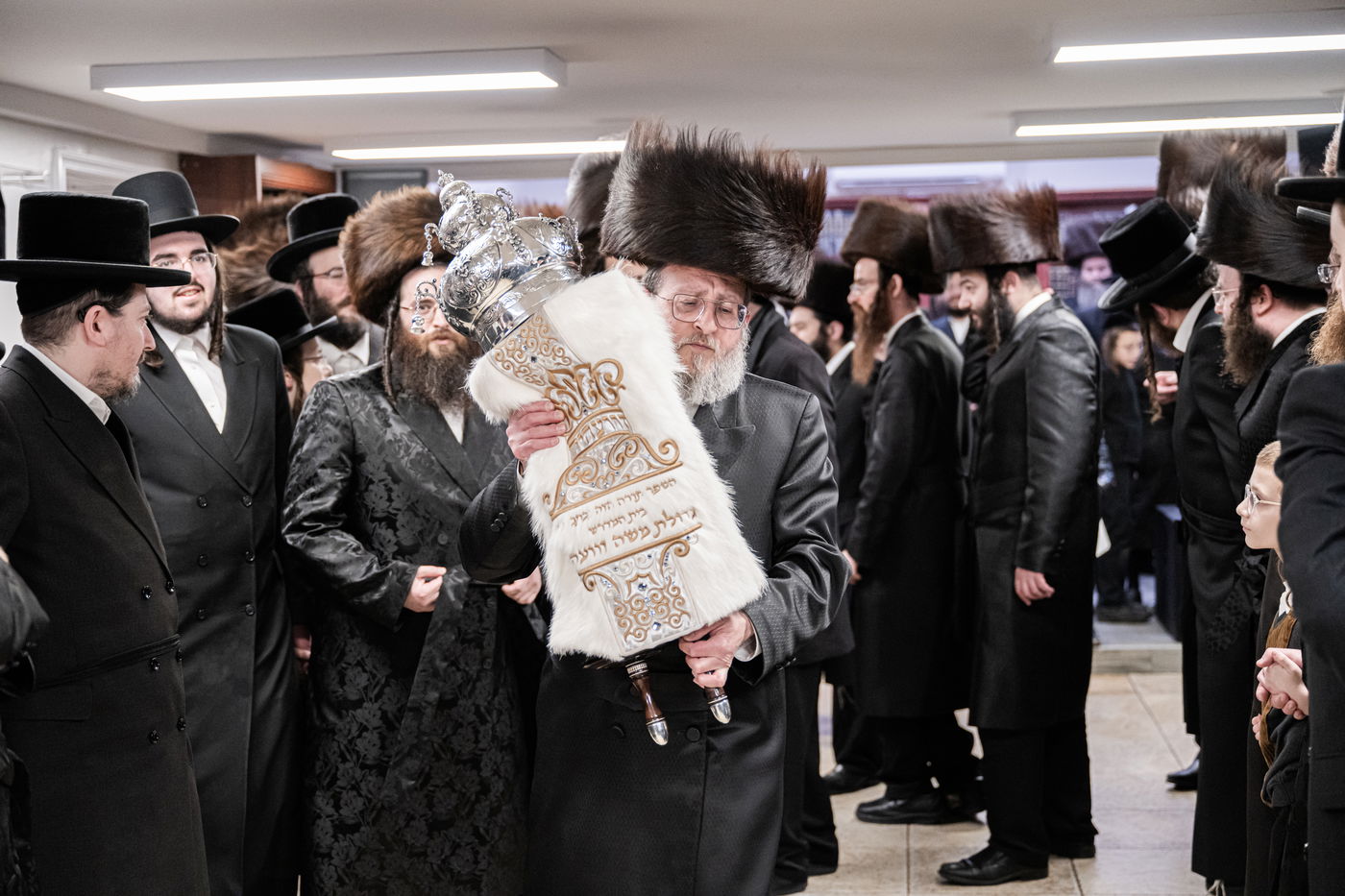 האדמו"ר מזוועהיל מאנסי בהכנסת ספר תורה לבית מדרשו