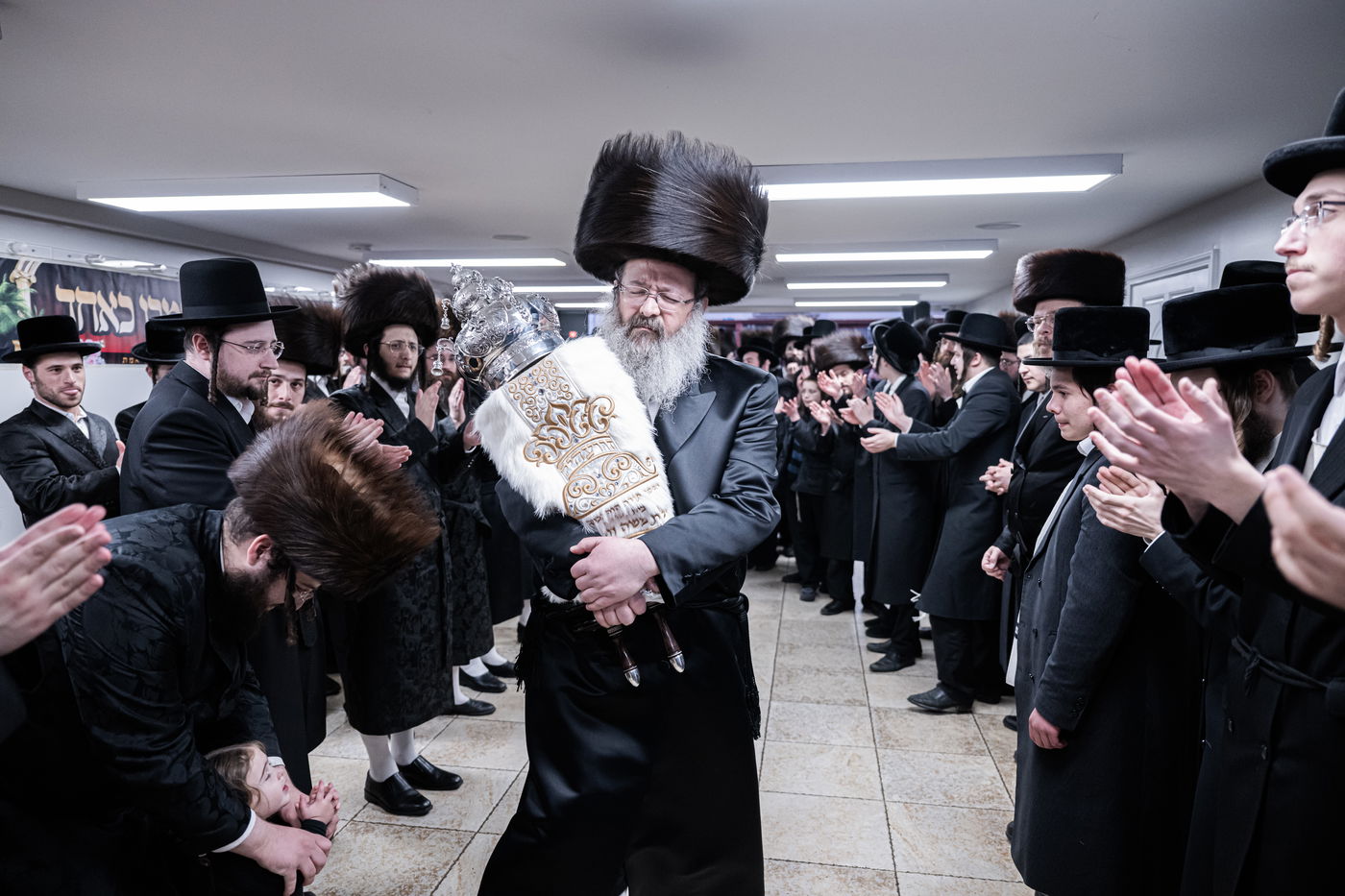 האדמו"ר מזוועהיל מאנסי בהכנסת ספר תורה לבית מדרשו