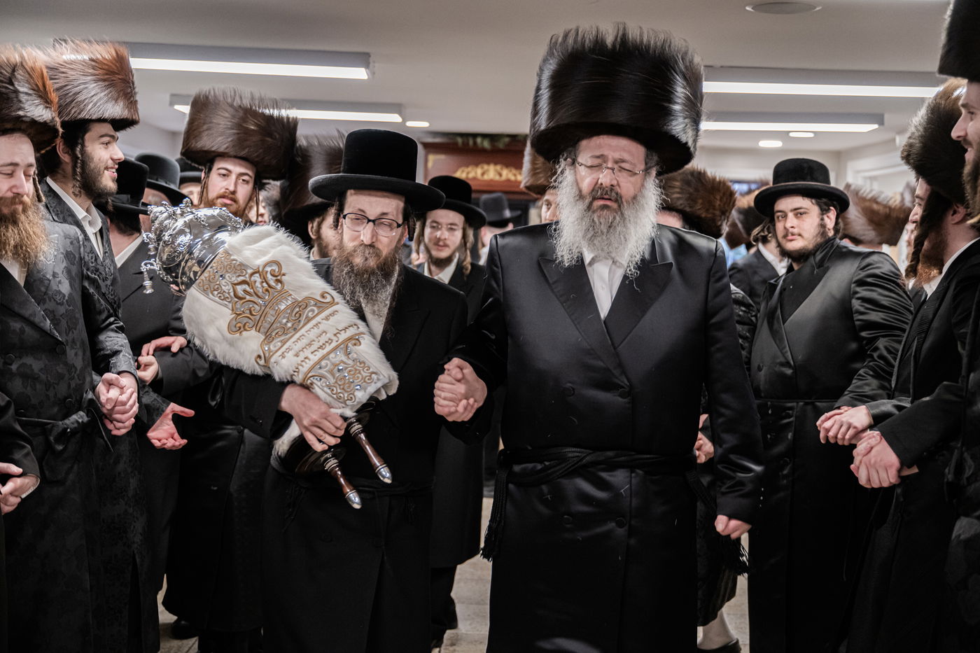 האדמו"ר מזוועהיל מאנסי בהכנסת ספר תורה לבית מדרשו