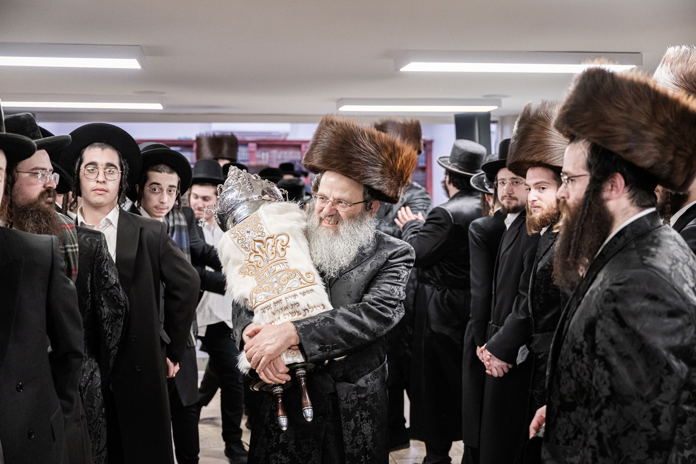 האדמו"ר מזוועהיל מאנסי בהכנסת ספר תורה לבית מדרשו