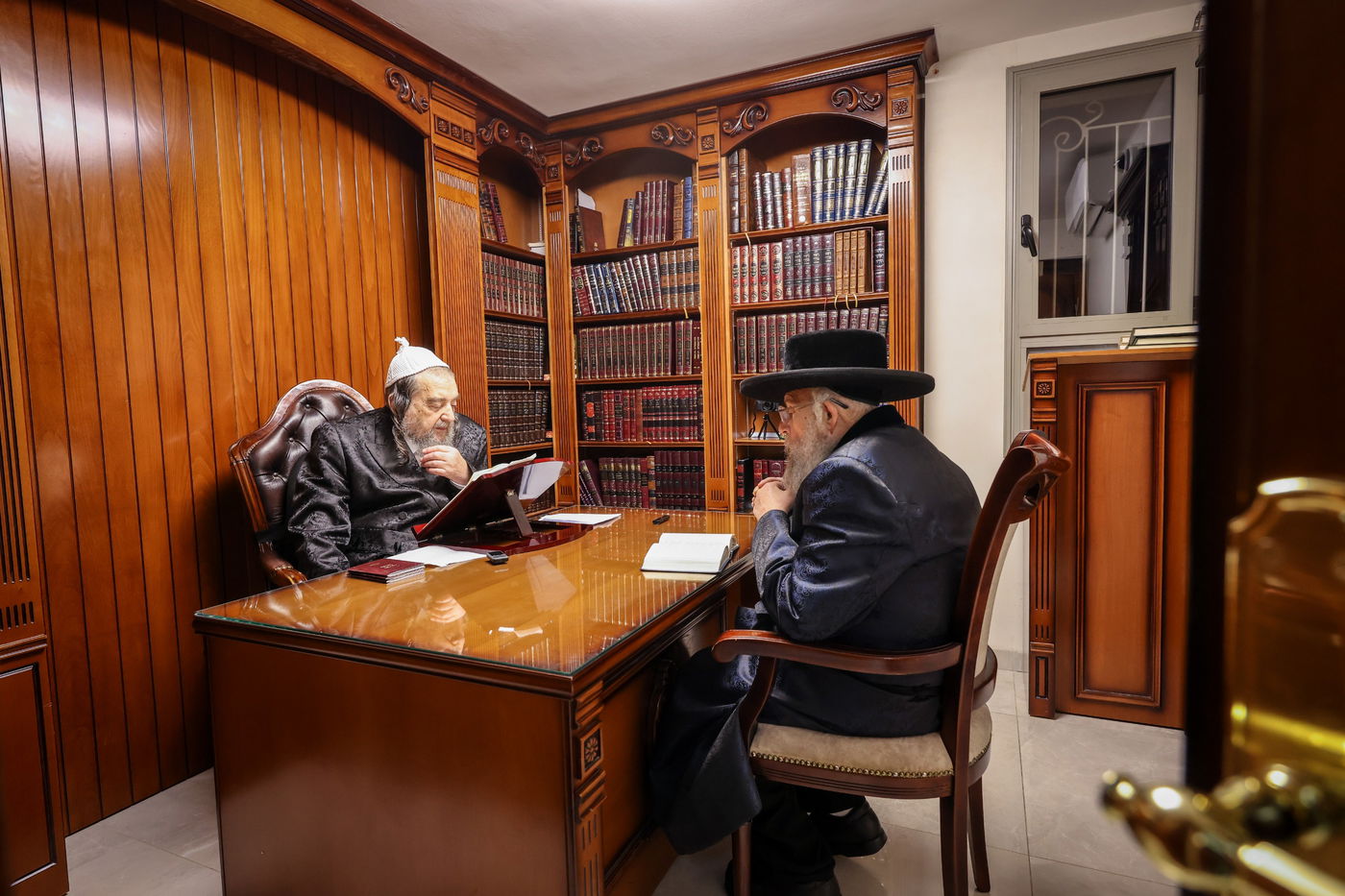 האדמו"ר מפינסק קארלין עם הגרי"מ שעכטער